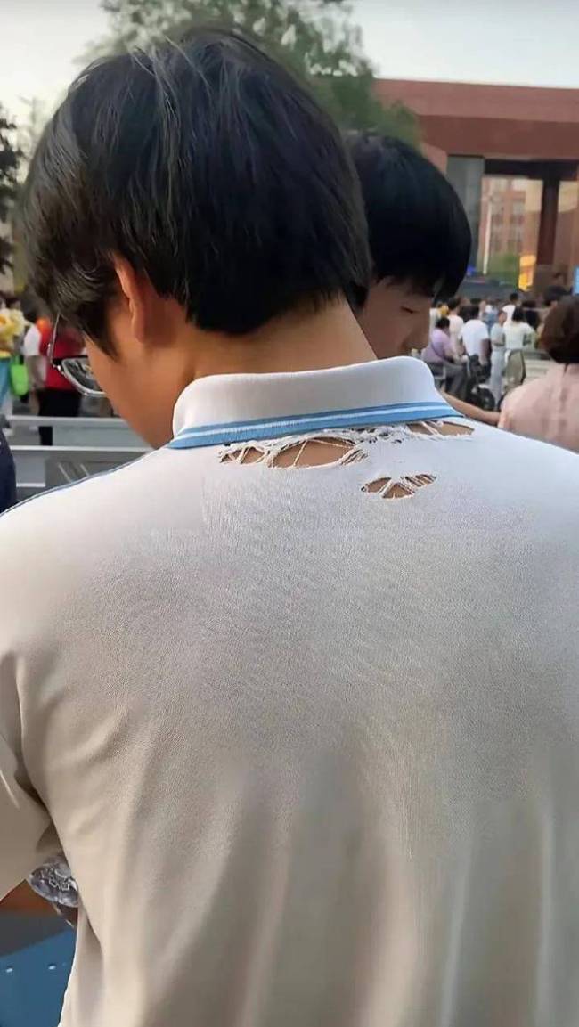 高考结束，这个男孩彻底火了，全网都在找他