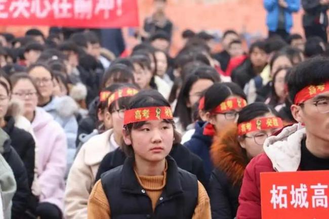 高考成绩还没出来,有学校就已经发出复读条件,家长：简直卷出天际
