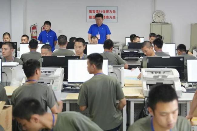 现场直击！高考评卷有序进行中