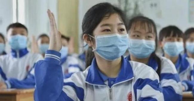 为防止中学生“早恋”,校长绞尽脑汁,设计出一款“特殊校服”