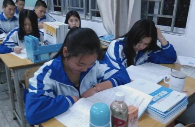 为防止中学生“早恋”,校长绞尽脑汁,设计出一款“特殊校服”