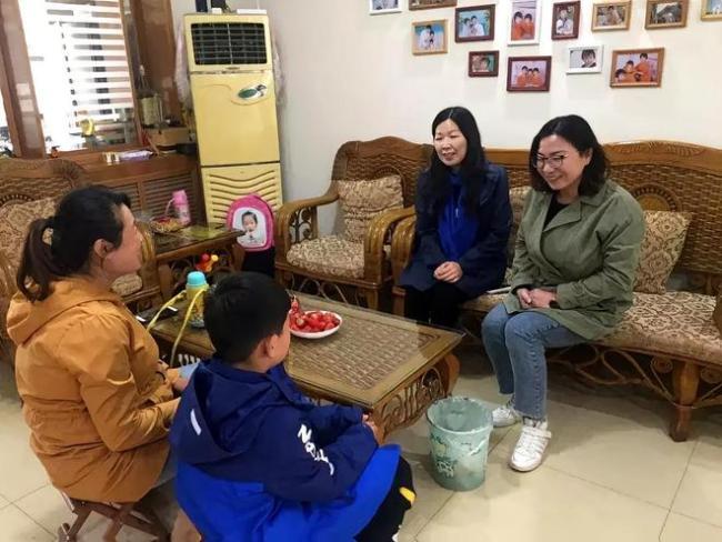 “你不配管我!”学生课堂上骂哭老教师,是谁在背后的“撑腰”?