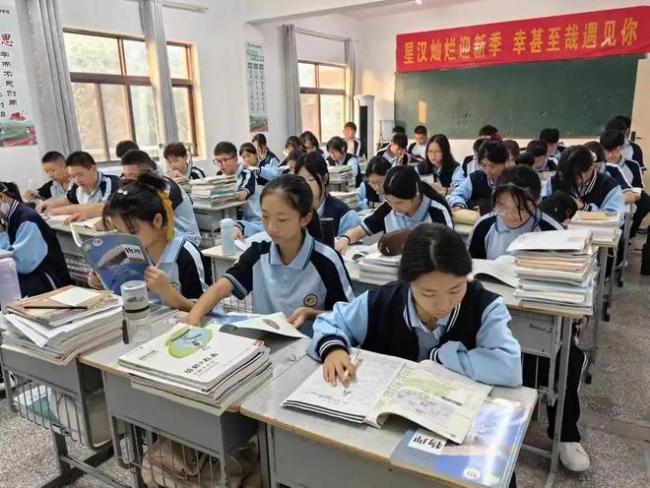 家长质疑学校分层教学对孩子不公平,官方回应:是学校的尝试