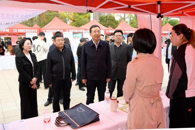 宝鸡文理学院  举办“攻坚促就业、职引向未来”春季大型校园就业洽谈会