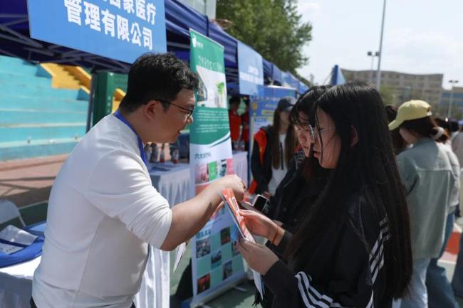 西安海棠职业学院2026届毕业生春季专场招聘会成功举办
