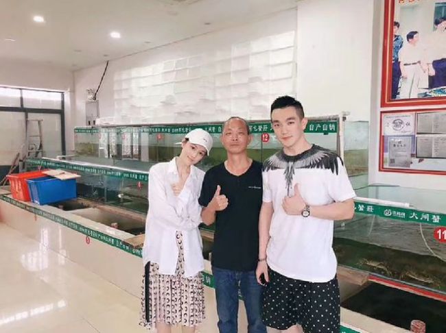 张馨予何捷亲密合影曝光 被扒同穿一件衣服超恩爱