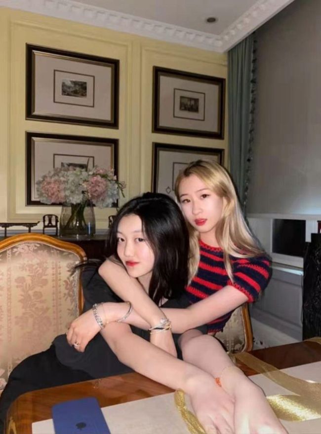 李嫣疑不满与小苹果的聚会照 自制表情包称P太过