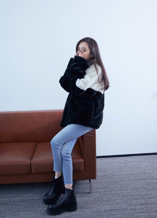 杨幂单手托腮玩眼神杀 抹蓝色指甲油抢镜