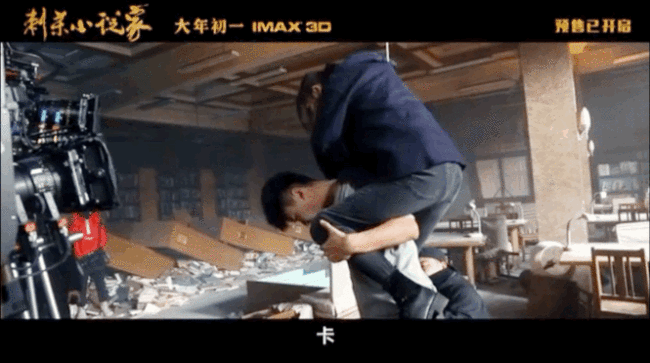 好温柔！杨幂骑坐男演员肩上拍打戏 打完暖心摸头