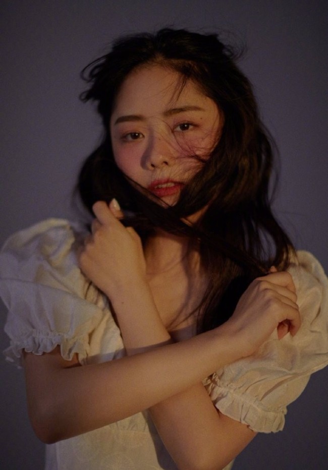 谭松韵化微醺妆配卷发 一袭白裙少女感满满