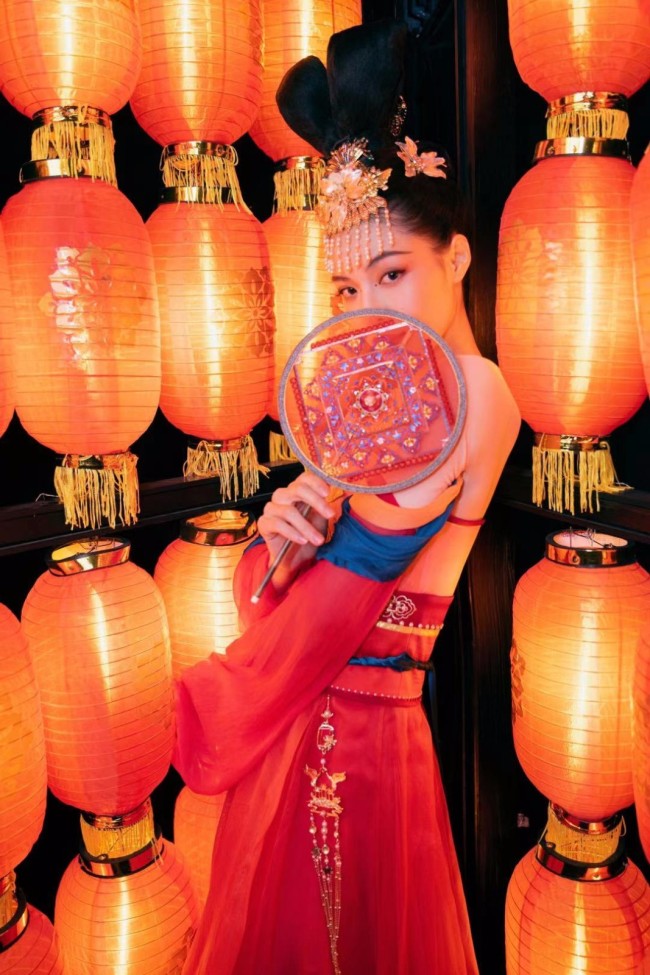 钟楚曦穿古装魅惑无比 身材凹凸有致超撩人