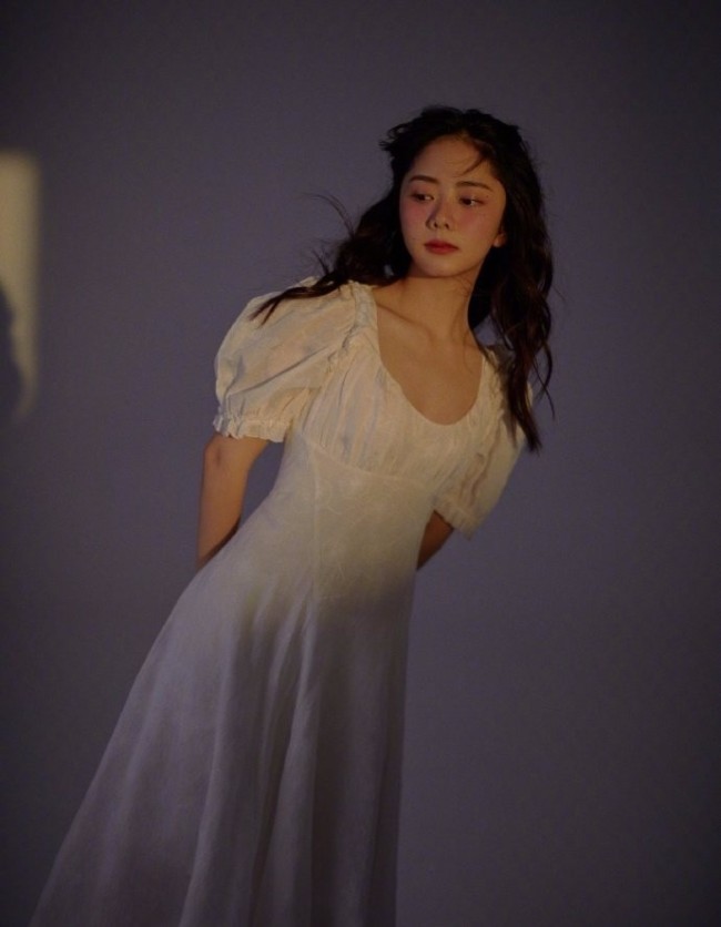 谭松韵化微醺妆配卷发 一袭白裙少女感满满