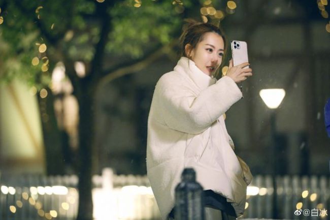 34岁白冰打约会电话耳朵都红了 都是孩子妈妈了却依旧羞涩