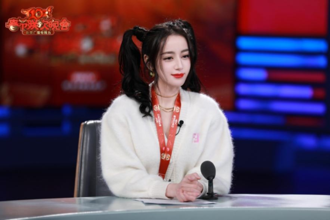 北京台春晚：迪丽热巴宋小宝成“最强肤色差”李雪琴跨行演小品