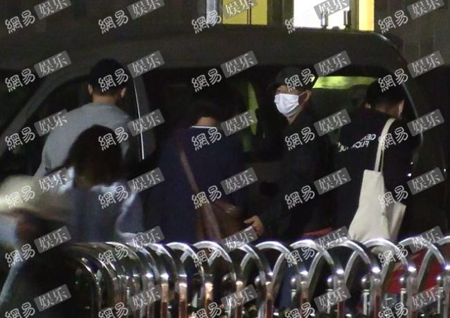 黄轩携女友与王凯聚餐到凌晨 勾肩搭背亲密无间