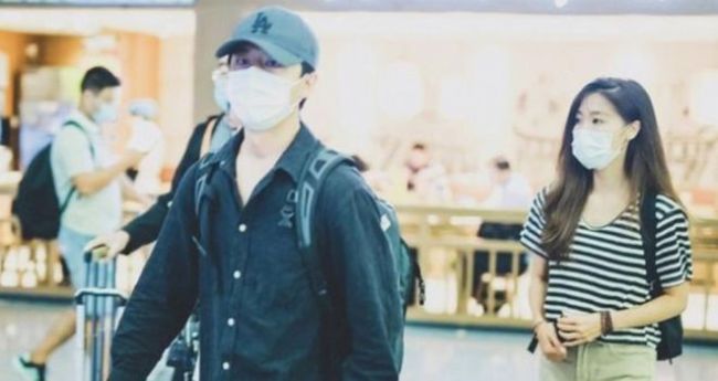 黄轩携女友与王凯聚餐到凌晨 勾肩搭背亲密无间