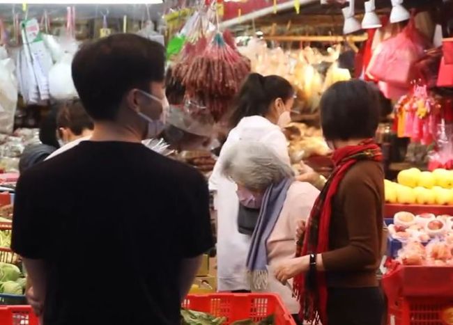 夫唱妇随！袁咏仪置办年货 张智霖开豪车当跟班