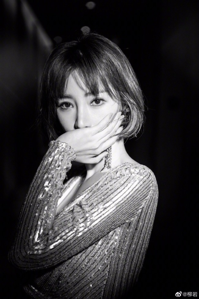 柳岩穿亮片鱼尾长裙秀S曲线 性感惹火