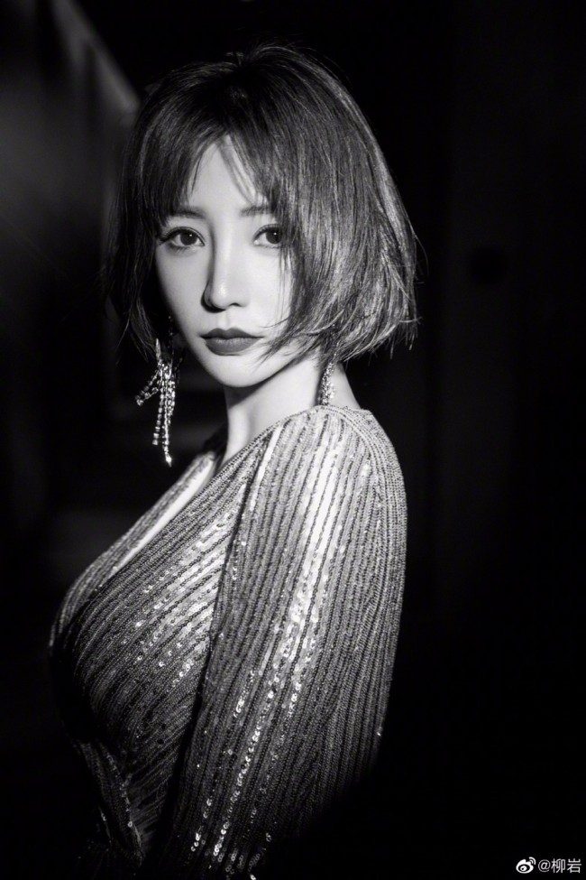 柳岩穿亮片鱼尾长裙秀S曲线 性感惹火