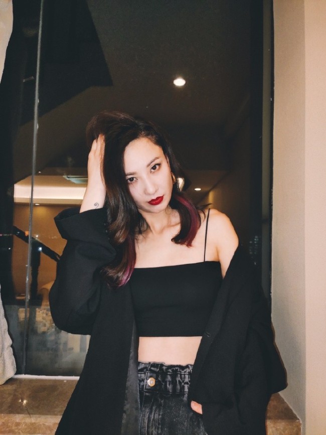 郑希怡穿黑色吊带秀好身材 蛮腰吸睛