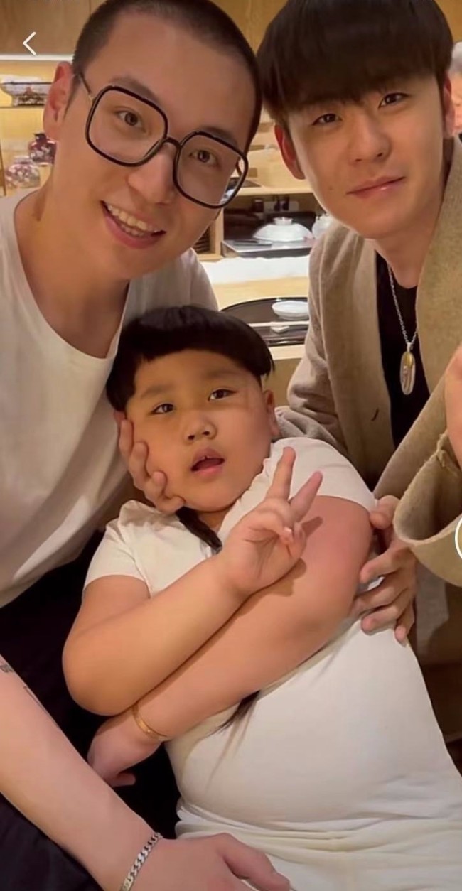 郭德纲罕见晒小儿子安迪 张云雷王九龙出镜