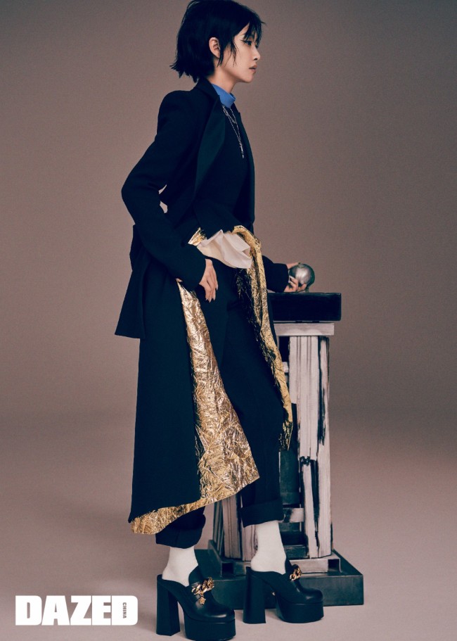 宋茜湿短发造型登杂志封面 化身暗魅绅士现二次元既视感