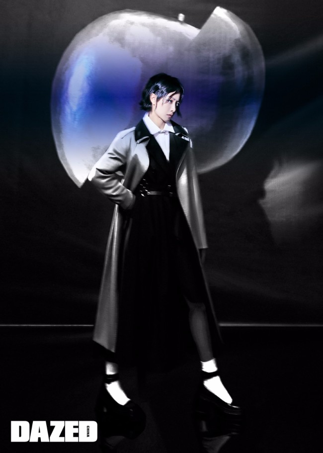 宋茜湿短发造型登杂志封面 化身暗魅绅士现二次元既视感