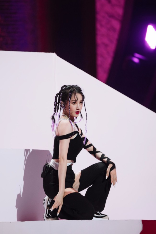 《孤寂者》舞台燃炸团魂满满 陈小纭拉票环节丢“冠军圈”萌翻全场