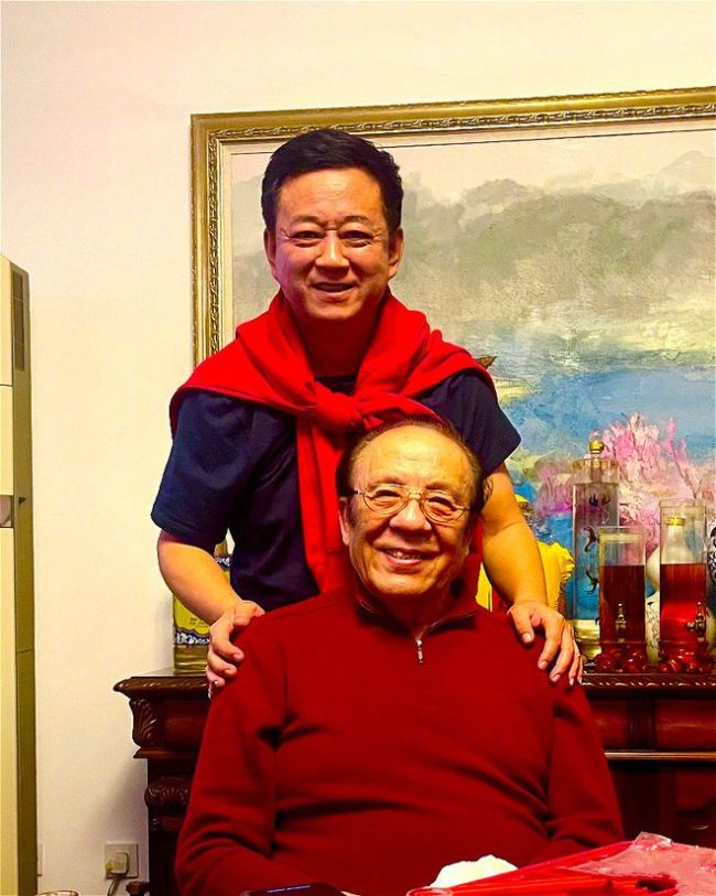 56岁朱军携妻子友人拍魔性视频 白发抢镜显老态