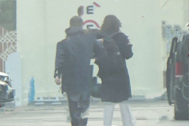 李亚鹏欠债风波后首现身 与小19岁女友逛街未影响