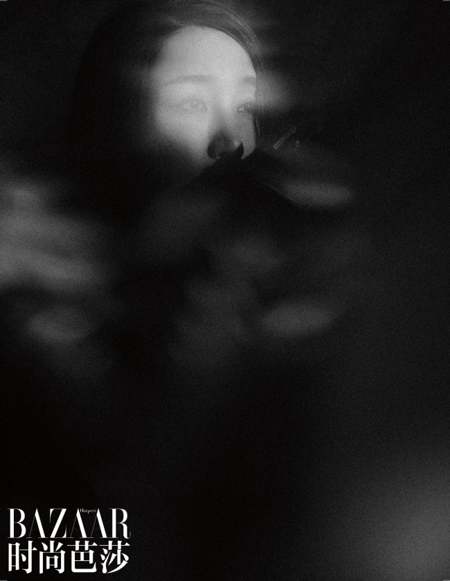 秦海璐《时尚芭莎》大片曝光化身《悬崖之上》特工