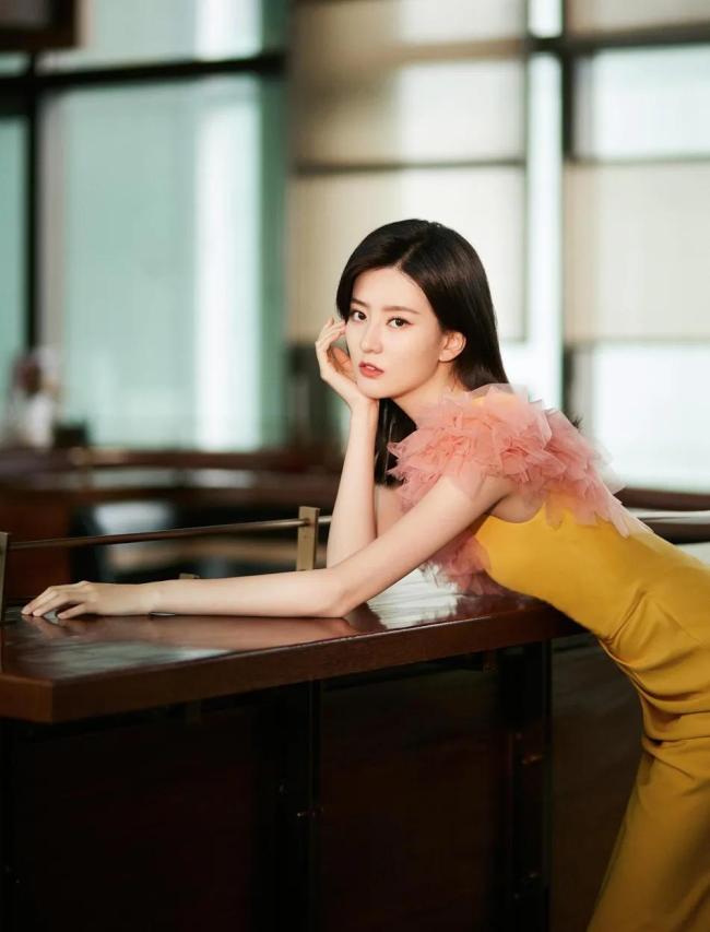 乔欣鹅黄高开衩裙好似睡美人 大长腿性感迷人