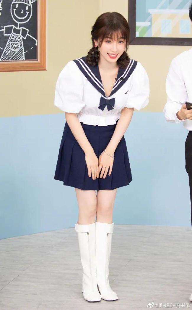 25岁“作精”虞书欣穿水手服 过于太甜美!