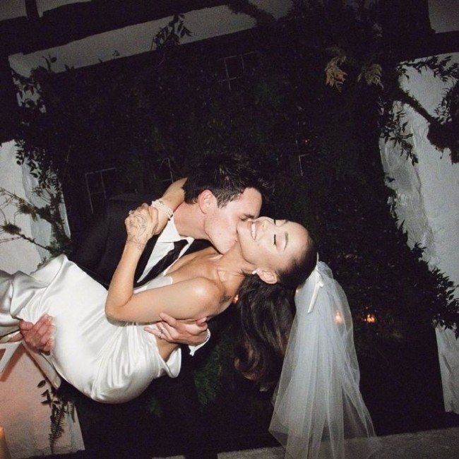 A妹分享婚礼现场照片 穿婚纱与新婚丈夫拥吻