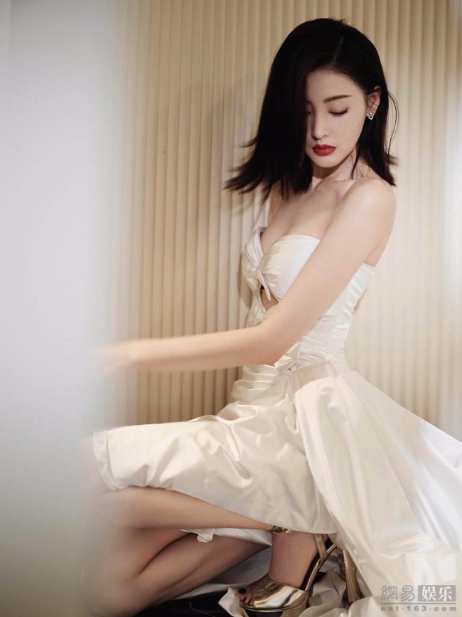 Zhang Tianai wears a tube top skirt, showing a big waist and a big skirt, turning around with extraordinary momentum