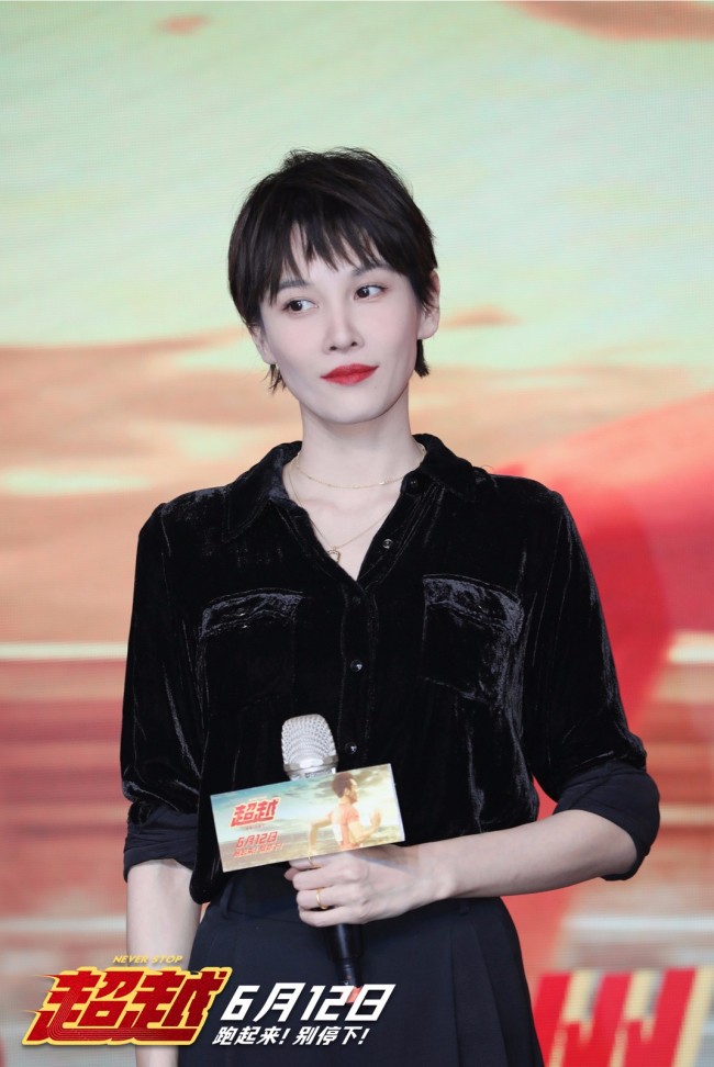 《超越》郑恺张蓝心现身杭州路演 与观众欢乐互动