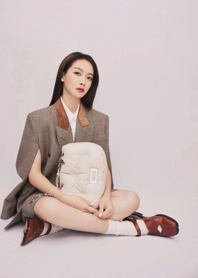 宋茜现身时尚展览活动 解构撕边裙彰显个性魅力