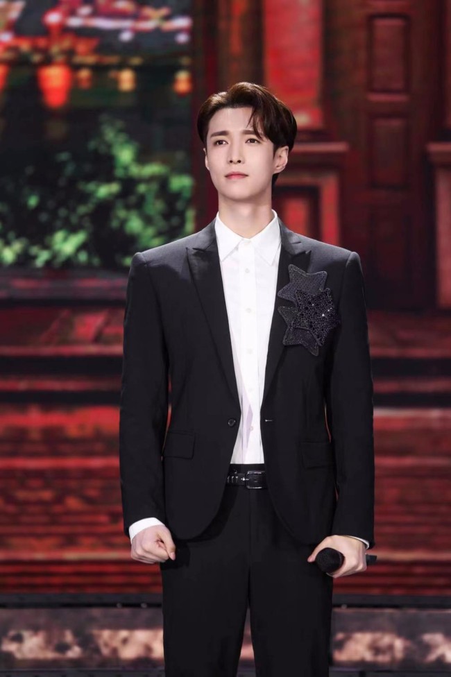 张艺兴登央视百年礼赞晚会 独唱《七子之歌》献礼