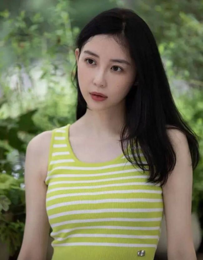 潘玮柏老婆婚后首晒写真穿条纹吊带大秀火辣身材