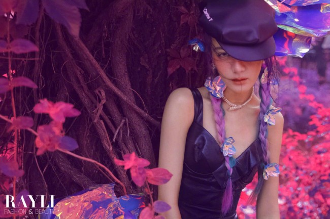 迪丽热巴拍氛围感大片 雀斑妆配小辫很梦幻