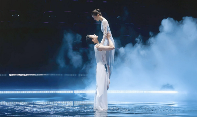 身材真好！金晨水幕舞台仙气飘飘 舞姿灵动柔美