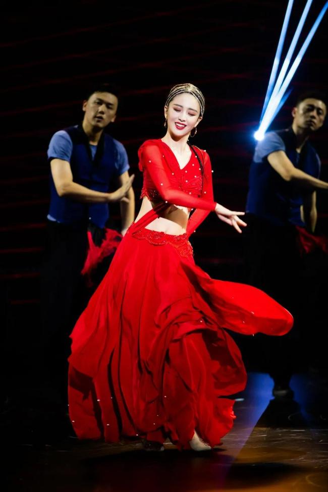 38岁佟丽娅最新舞台照超美艳 红衣似火性感热辣