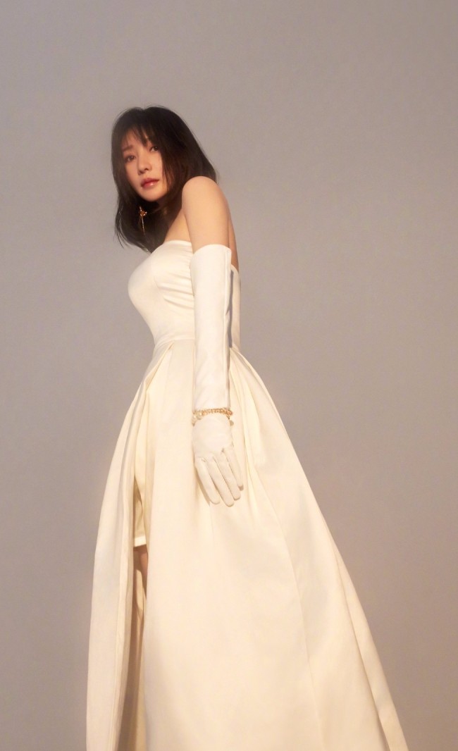 柳岩复古白色婚纱造型 高贵典雅美艳大方