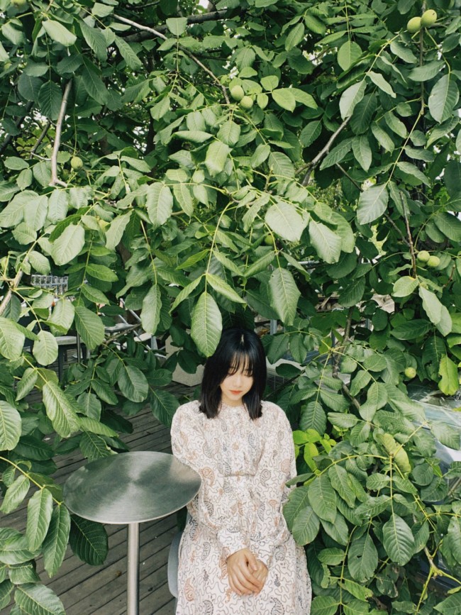 谭松韵胡同随心拍氛围感足 举透明伞超俏皮