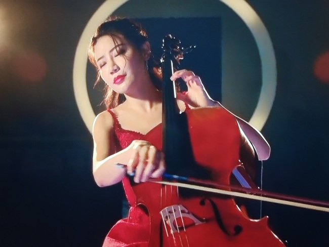 大提琴演奏家朱琳受邀参加2021东方卫视中秋晚会演绎《月下知音》