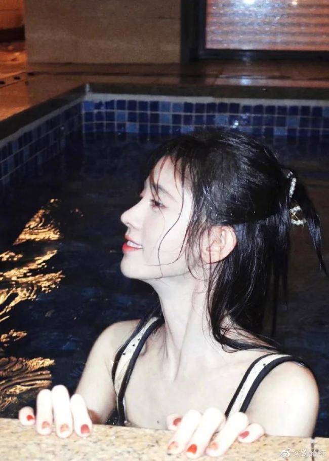 鞠婧祎海边湿身写真超美艳