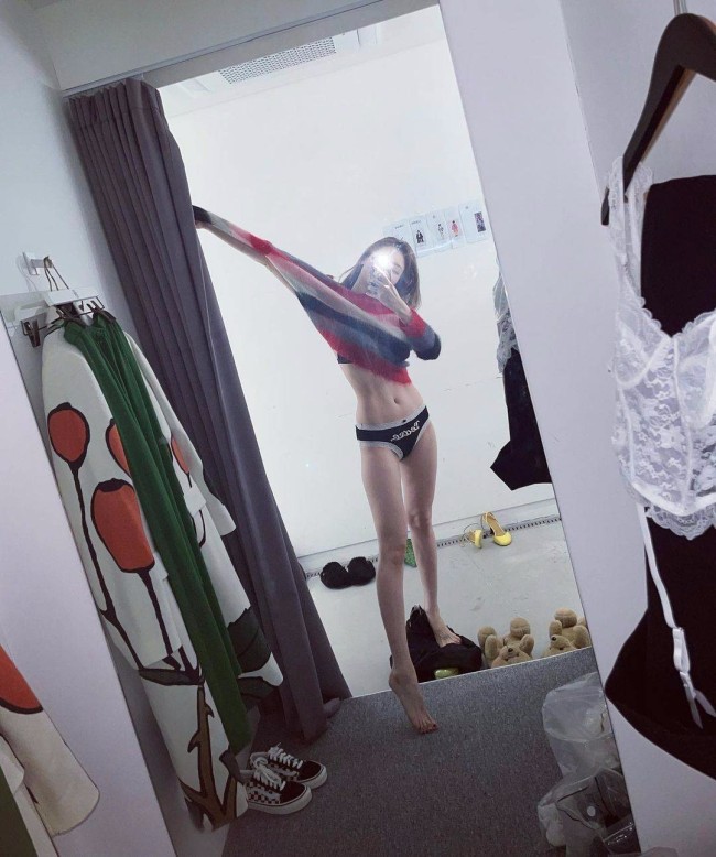 29岁金泫雅穿内衣拍照秀火辣身材 马甲线吸睛