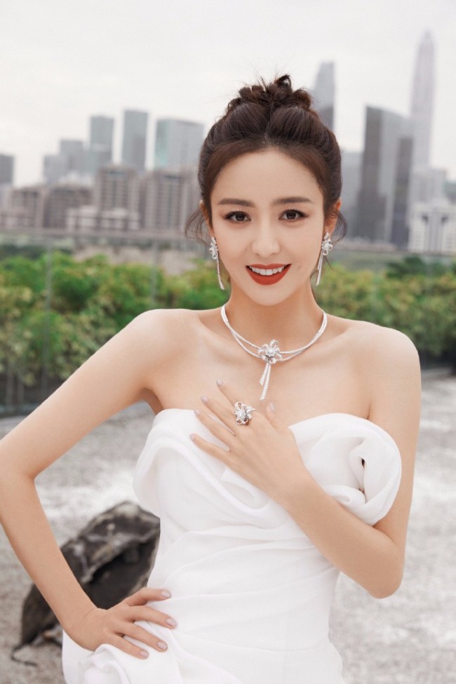 38岁佟丽娅穿白色抹胸裙秀香肩 气质优雅
