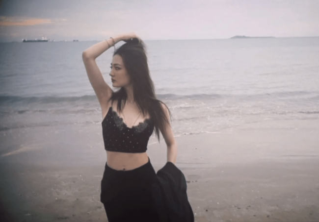 27岁徐璐晒假期vlog 海边穿性感泳衣超惊艳