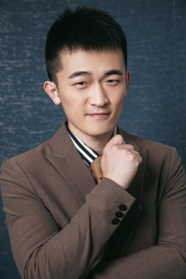 姜寒新剧人世间热播挑战反差不同角色